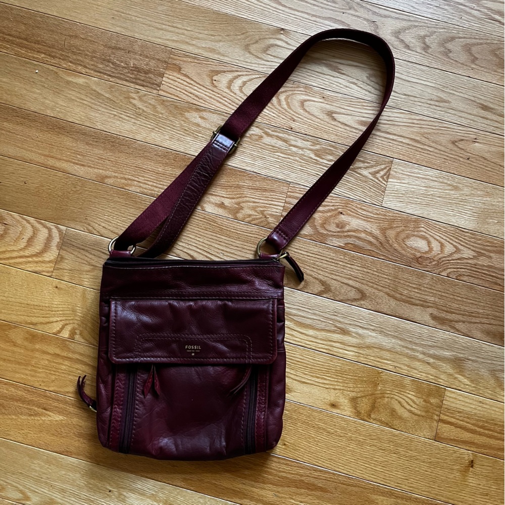 Maroon leather fossil crossbody purse